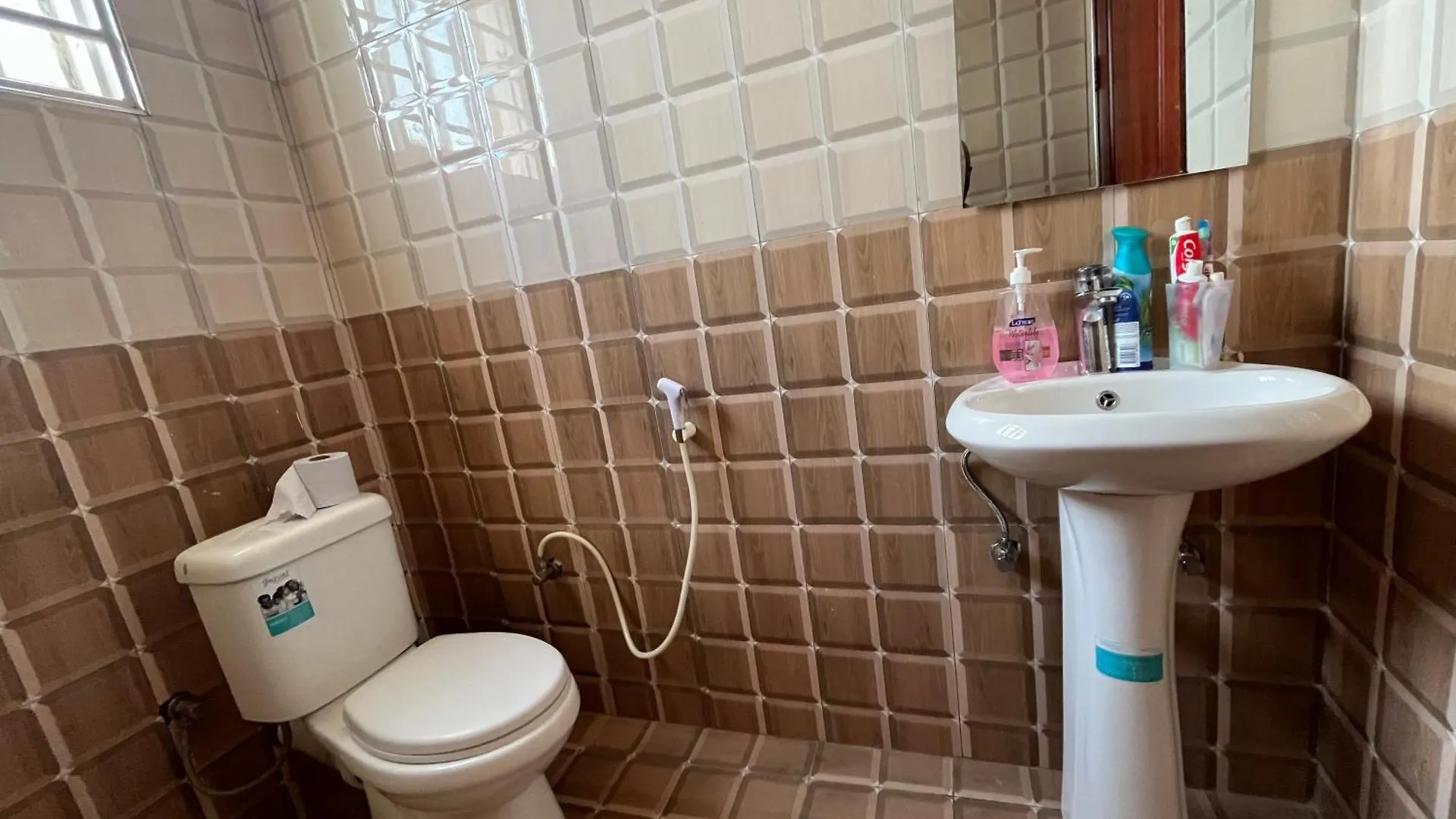Crib Close To The Main Road Kampala Apartman